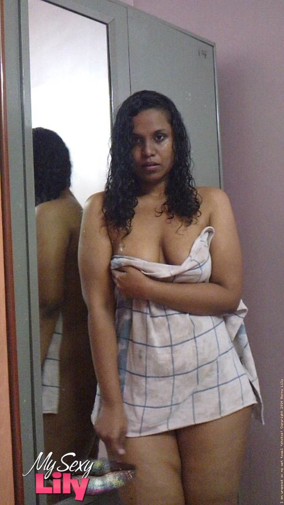 563px x 1000px - Lily after shower drying her juicy seductive body in bedroom - Indian Sex