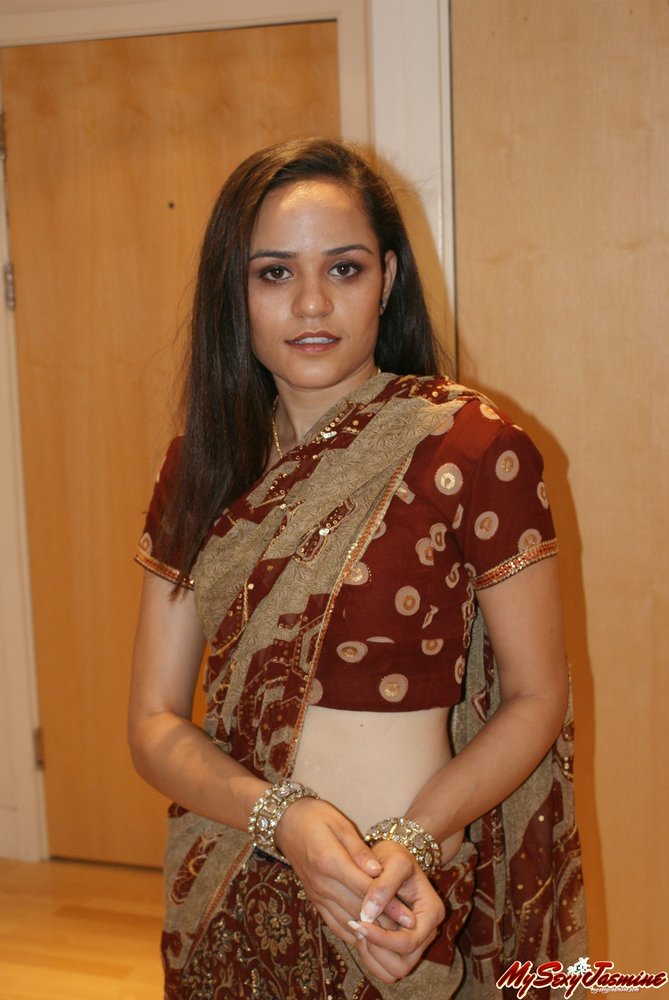 669px x 1000px - Gorgeous Indian babe Jasmine Mathur in sexy indian saree ...