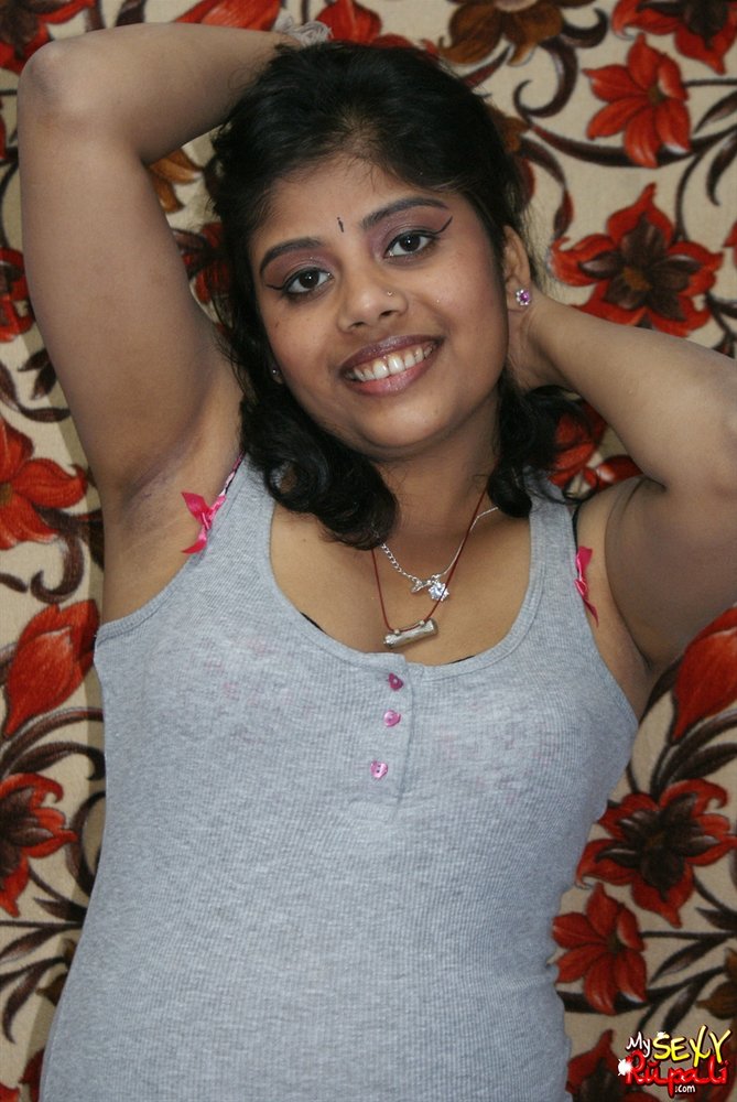 669px x 1000px - Gujarati bimbo Rupali exposing her big fat belly - Indian Sex
